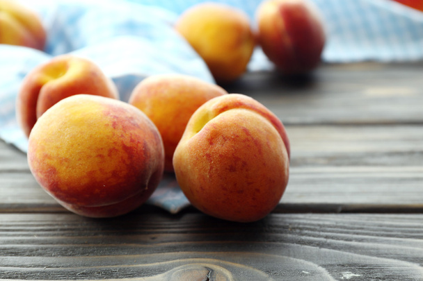 Sweet ripe peaches on table close up - Foto, Imagen