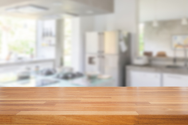 Boş ahşap masa ve bulanık mutfak arka plan - Fotoğraf, Görsel