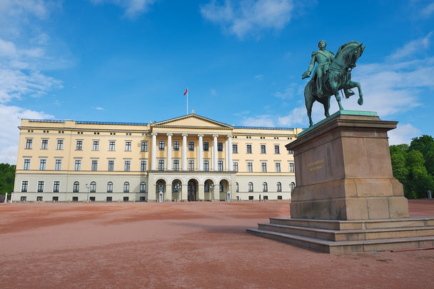 Pohled do královského paláce s socha krále Karl Johan na popředí v Oslu, Norsko. - Fotografie, Obrázek