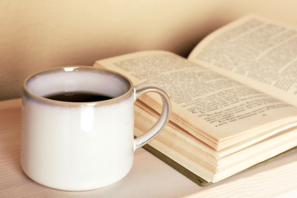 egy csésze tea könyvvel - Fotó, kép