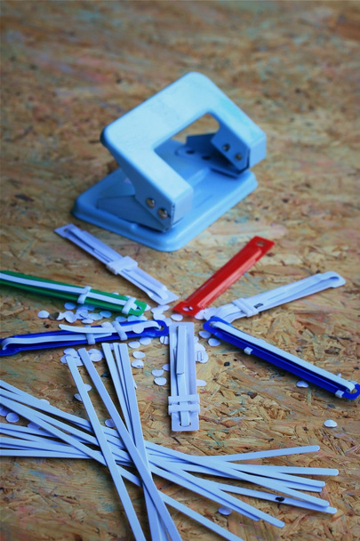 perfurador de papel e língua de plástico para o arquivo
 - Foto, Imagem