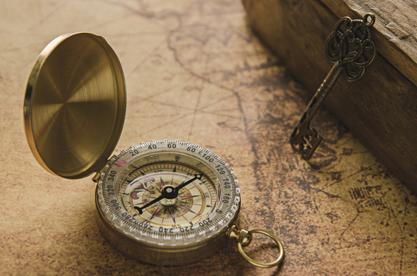 vintage kompas op oude kaart - Foto, afbeelding