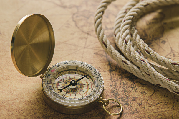 vintage kompassi vanhalla kartalla - Valokuva, kuva