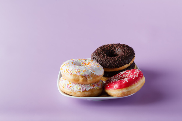 Colorful donut on violet background - Foto, Imagem