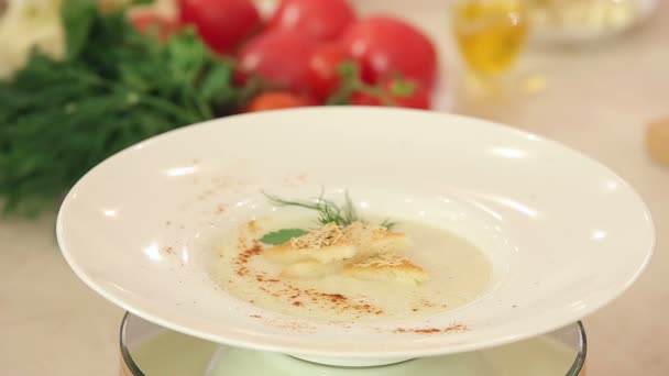 Παρουσίαση της σούπα με κρέμα γάλακτος με τραγανό τοστ και τριμμένο τυρί - Πλάνα, βίντεο