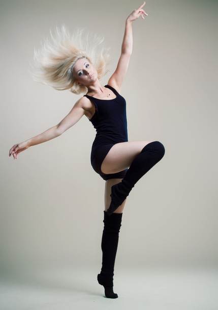 Moderne Balletttänzerin tanzt auf weißem Studiohintergrund - Foto, Bild