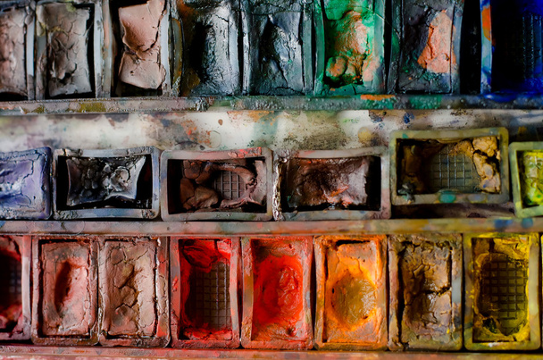 Caja de pintura de acuarela usada
  - Foto, imagen