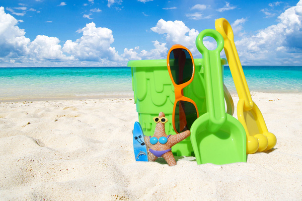Coloridos juguetes de playa en la arena
 - Foto, imagen