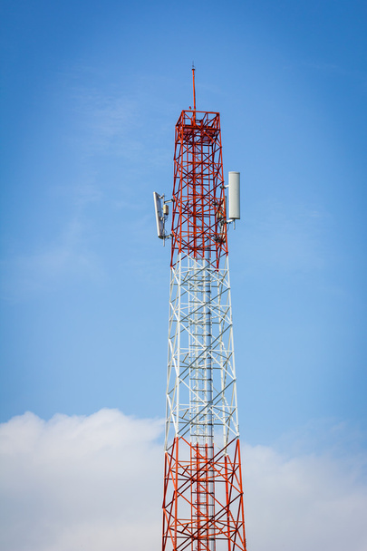 телекомунікаційна вежа і фон хмарного блакитного неба
. - Фото, зображення