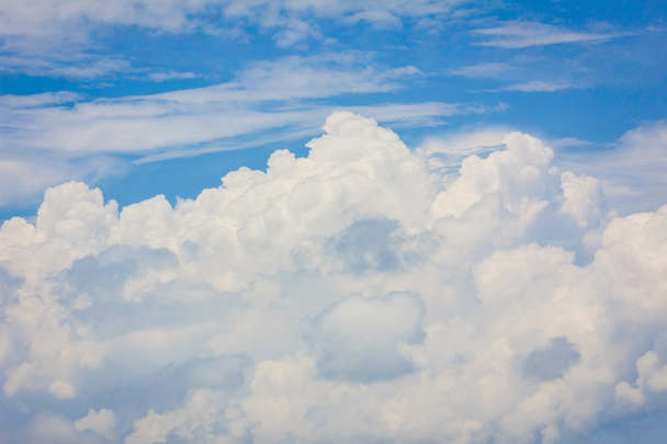 Błękitne niebo z mnóstwem chmur - Zdjęcie, obraz