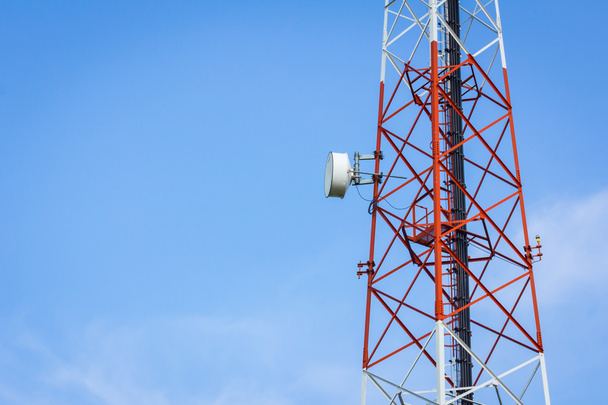 closeup Πύργος τηλεπικοινωνιών και θολό μπλε του ουρανού με copyspa - Φωτογραφία, εικόνα