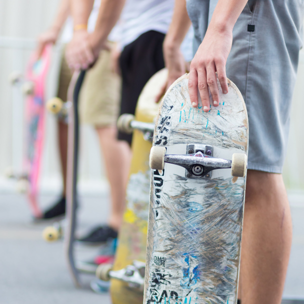 Ragazzi che fanno skateboard per strada. Vita urbana
. - Foto, immagini