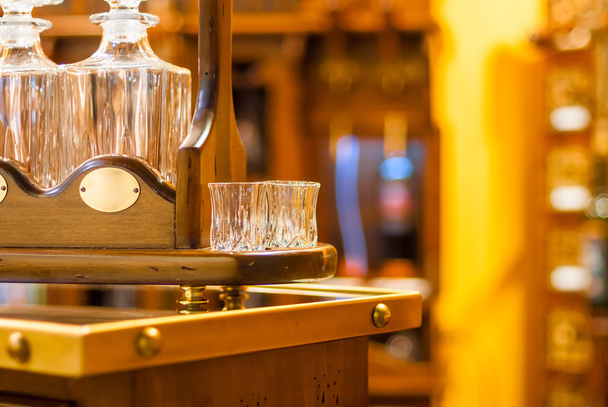 бокалы и графины для вина на деревянном стенде в стиле ретро
 - Фото, изображение