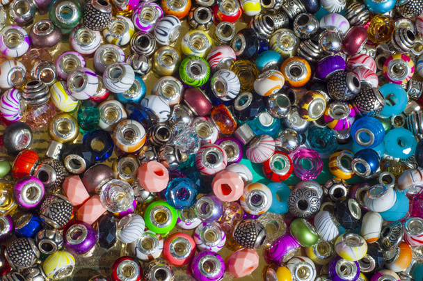 Perle, Perle, Perle. ein kleines Stück Glas, Stein oder ähnliches Material, typischerweise abgerundet und perforiert zum Einfädeln mit anderen als Halskette - Foto, Bild
