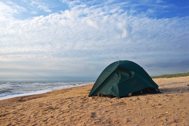 Touristic tent on a sea coast - Foto, imagen