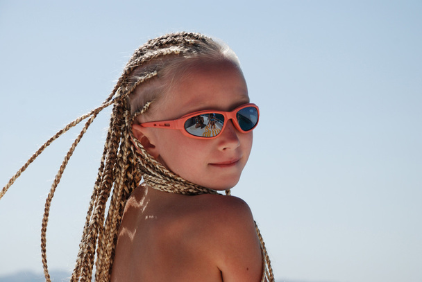 The girl in pink glasses with the African plaits. A portrait - Foto, Imagen