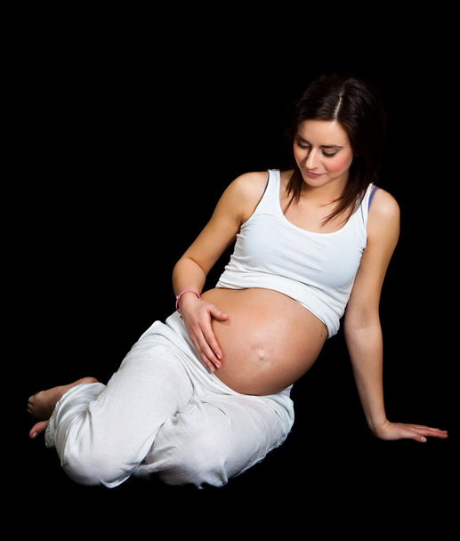 έγκυος γυναίκα απομονωμένη σε μαύρο - Φωτογραφία, εικόνα