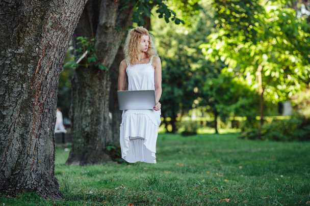 girl levitates with laptop - Foto, immagini