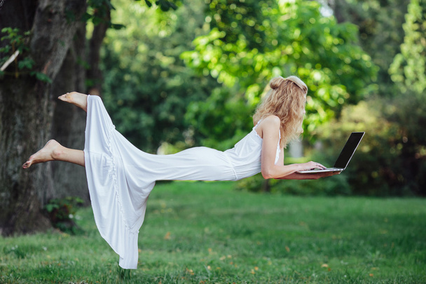 girl levitates with laptop - Valokuva, kuva