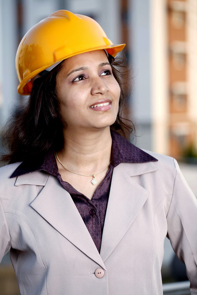 Jonge vrouwelijke bouw-ingenieur - Foto, afbeelding
