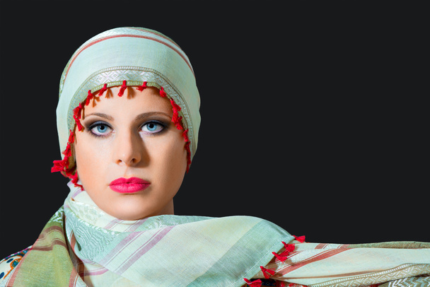 Retrato de mujer hermosa con bufanda
 - Foto, imagen