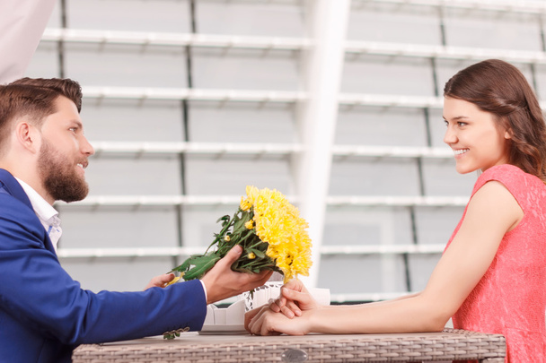 Man giving flowers to his girlfriend - Foto, Imagem