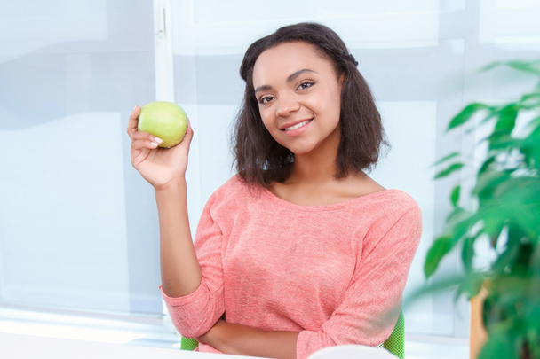 Beautiful mulatto woman holding apple - Foto, afbeelding
