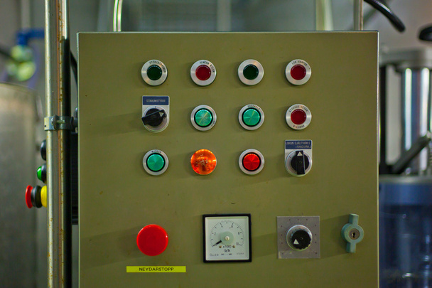 Tablero de control con muchos botones en una fábrica
 - Foto, imagen