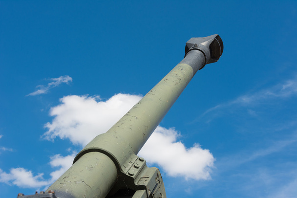 El cañón de la vieja pistola Howitzer apuntaba hacia el cielo
 - Foto, Imagen