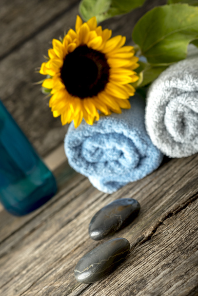 Bir havlu, üstte, ayçiçeği ile ayarlama spa masaj taşlar, ve - Fotoğraf, Görsel