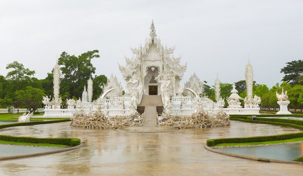 Temple blanc appelé Wat Rong Khun du nord de la Thaïlande
 - Photo, image