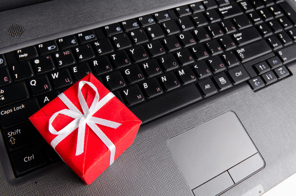 Gift on a laptop keyboard - Valokuva, kuva