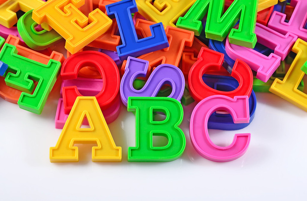 Plástico letras de alfabeto de color ABC en un blanco
 - Foto, Imagen