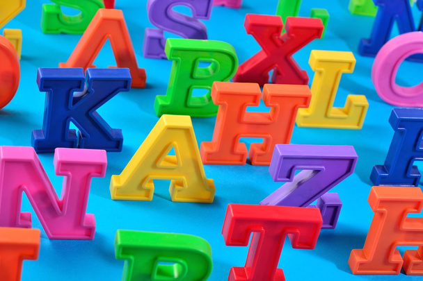 Πλαστικά αλφάβητο πολύχρωμα γράμματα από κοντά σε μπλε - Φωτογραφία, εικόνα