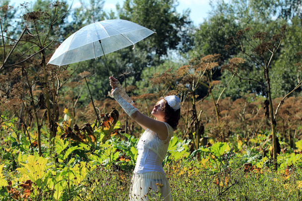 Girl in the white dress and umbrella - Foto, imagen