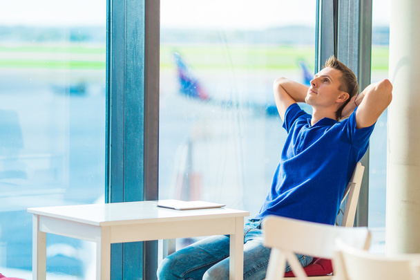 Young caucasian man at airport indoor waiting for boarding - Foto, immagini