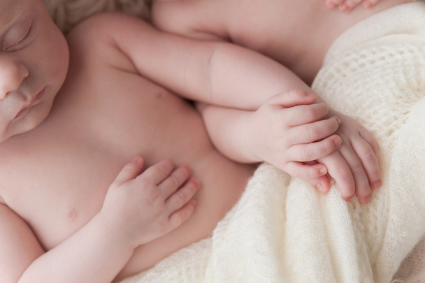 Twin bebê meninas segurando as mãos
 - Foto, Imagem