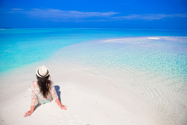 Молода красива жінка на пляжі під час тропічних канікул
 - Фото, зображення