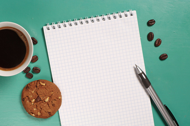 Caffè con biscotto e blocco note
 - Foto, immagini