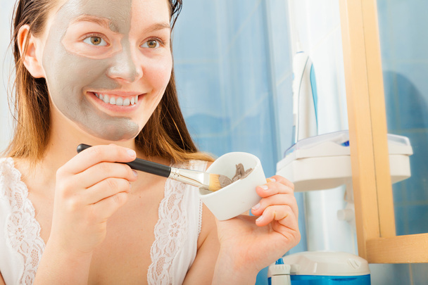 Woman applying mud facial mask - Foto, Bild