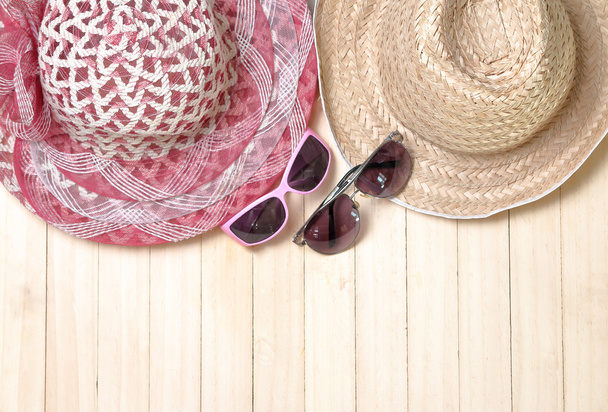  sluneční brýle, klobouk, koncept letní dovolenou na dřevěné pozadí. - Fotografie, Obrázek