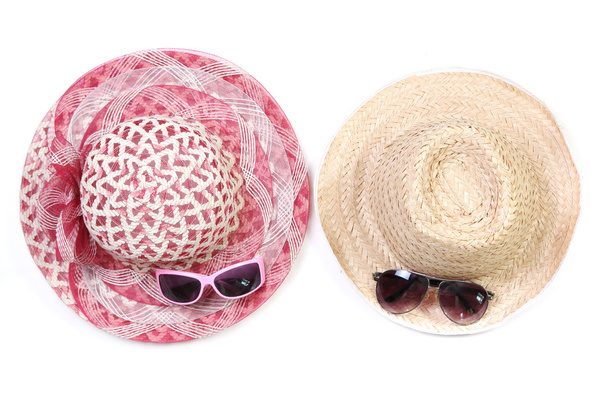  lunettes de soleil, chapeau, concept vacances d'été sur fond blanc
. - Photo, image
