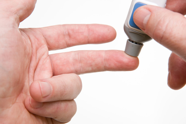 Ковыряние пальцем Ланцета в тесте сахара крови
 - Фото, изображение