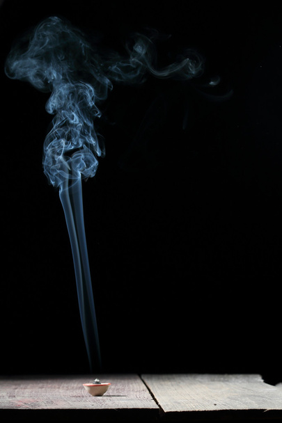 Cône d'encens ou gomme benjamin à la fumée abstraite, backgrou noir
 - Photo, image