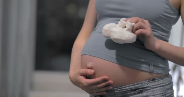 Pregnant Womans Belly and Baby Booties - Video, Çekim
