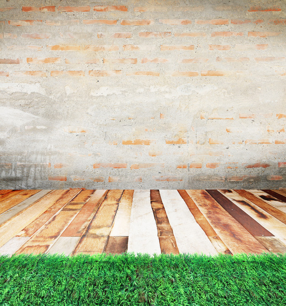 Hierba verde, fondo de pared de ladrillo y capa de hormigón, madera de tablón
 - Foto, imagen