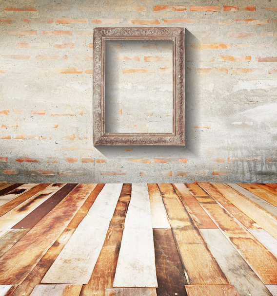 Marco de madera de estilo antiguo clásico en la pared de ladrillo, vintage
. - Foto, Imagen