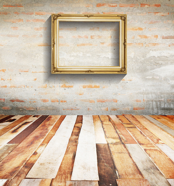 Κλασικό παλιό στυλ ξύλινη κορνίζα σε τοίχο από τούβλα, vintage. - Φωτογραφία, εικόνα