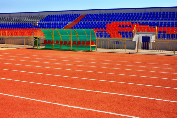 STADIUM - Voetbalveld met doelpunt en tablo op blauwe hemel - Foto, afbeelding