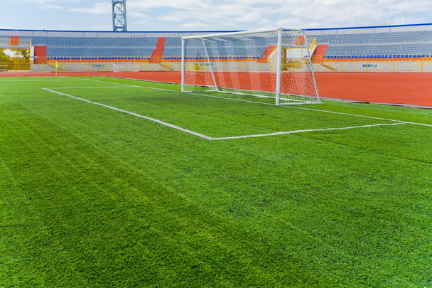 STADIUM - Voetbalveld met doelpunt en tablo op blauwe hemel - Foto, afbeelding